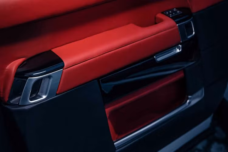 Nội thất cũng sẽ được ốp gỗ tếch hoàn thiện thủ công ở nhiều vị trí nếu khách hàng muốn. Hãng cũng sẽ cung cấp nhiều tùy chọn sang trọng không thua kém những tùy chọn đến từ Land Rover là bao.