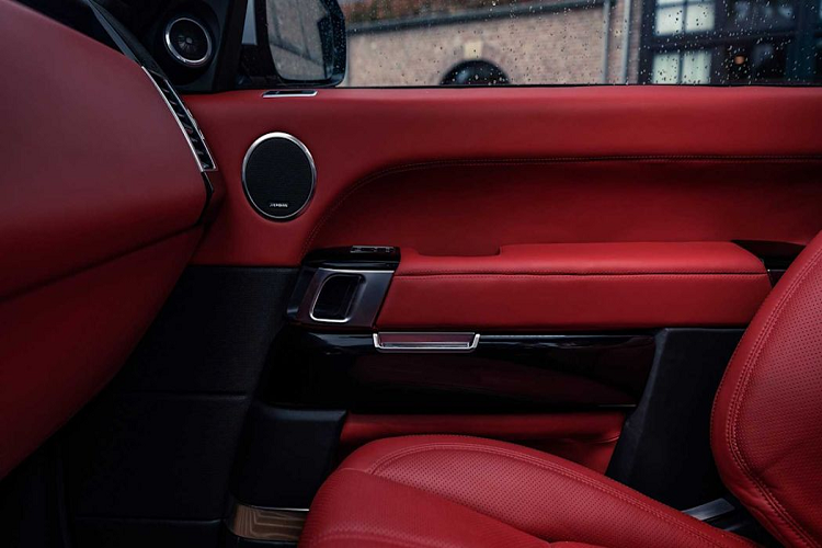 Niels van Roij sẽ bán ra xe với màu ngoại thất Arctic White đi cùng với nội thất bên trong được bọc da Nappa màu đỏ tương phản và các chi tiết ốp trang trí màu đen (Piano Black). Ghế sau được làm với định dạng hai ghế cá nhân theo phong cách của những chiếc xe siêu sang.