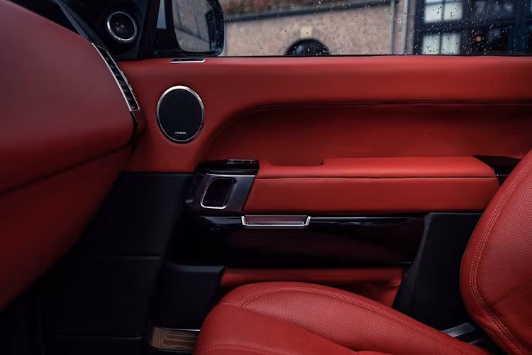 Niels van Roij sẽ bán ra xe với màu ngoại thất Arctic White đi cùng với nội thất bên trong được bọc da Nappa màu đỏ tương phản và các chi tiết ốp trang trí màu đen (Piano Black). Ghế sau được làm với định dạng hai ghế cá nhân theo phong cách của những chiếc xe siêu sang.