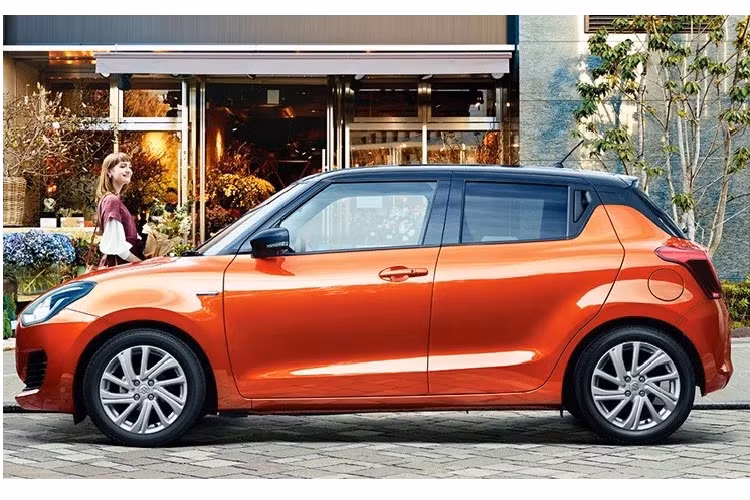 Ngoài ra, mẫu xe hatchback cỡ B này còn có 2 thiết kế cản trước khác nhau nhưng không thay đổi so với Suzuki Swift 2019. Trong đó, có một thiết kế cản trước thể thao hơn. Tiếp đến là 2 thiết kế vành la-zăng hợp kim, bao gồm cả mâm sơn 2 màu thể thao hơn. Cuối cùng, mẫu xe hatchback cỡ B này được bổ sung 2 màu sơn phối 2 tông màu mới là cam Flame Orange Pearl - nóc đen và vàng Rush Yellow - nóc bạc. 