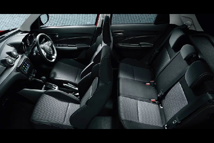 Bước vào bên trong Suzuki Swift 2020, người lái sẽ được chào đón bằng nội thất gần như không khác biệt so với phiên bản cũ. Hãng Suzuki chỉ trang bị màn hình màu đa thông tin 4,2 inch nâng cấp trong bảng đồng hồ, hiển thị thêm thông số tốc độ, và camera 360 độ hỗ trợ đỗ xe cho Swift 2020.