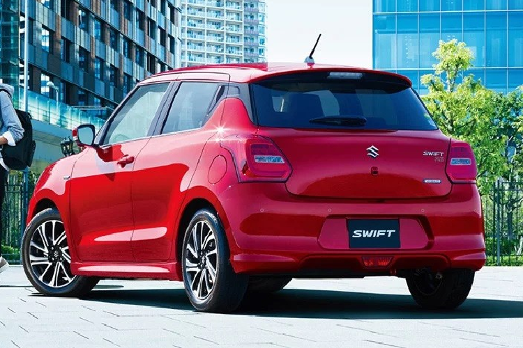 Trong khi đó, hệ truyền động full hybrid của Suzuki Swift 2020 sử dụng mô-tơ điện với công suất tối đa 13,6 mã lực và mô-men xoắn cực đại 30 Nm. Cả phiên bản mild hybrid lẫn full hybrid đều dùng cụm pin lithium-ion có kích thước lớn hơn một chút.