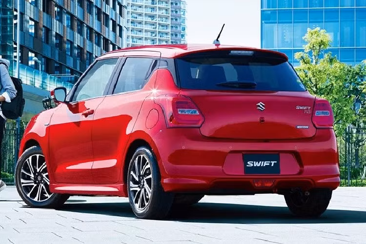 Trong khi đó, hệ truyền động full hybrid của Suzuki Swift 2020 sử dụng mô-tơ điện với công suất tối đa 13,6 mã lực và mô-men xoắn cực đại 30 Nm. Cả phiên bản mild hybrid lẫn full hybrid đều dùng cụm pin lithium-ion có kích thước lớn hơn một chút.