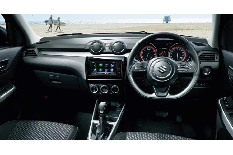 Nằm bên dưới nắp ca-pô của Suzuki Swift 2020 là 3 tùy chọn động cơ khác nhau. Đầu tiên là động cơ xăng 4 xi-lanh, hút khí tự nhiên, dung tích 1,2 lít, sản sinh công suất tối đa 91 mã lực và mô-men xoắn cực đại 118 Nm tiêu chuẩn. Thứ hai là hệ truyền động mild hybrid, kết hợp động cơ kể trên với mô-tơ điện có công suất tối đa 3,1 mã lực cùng mô-men xoắn cực đại 50 Nm.