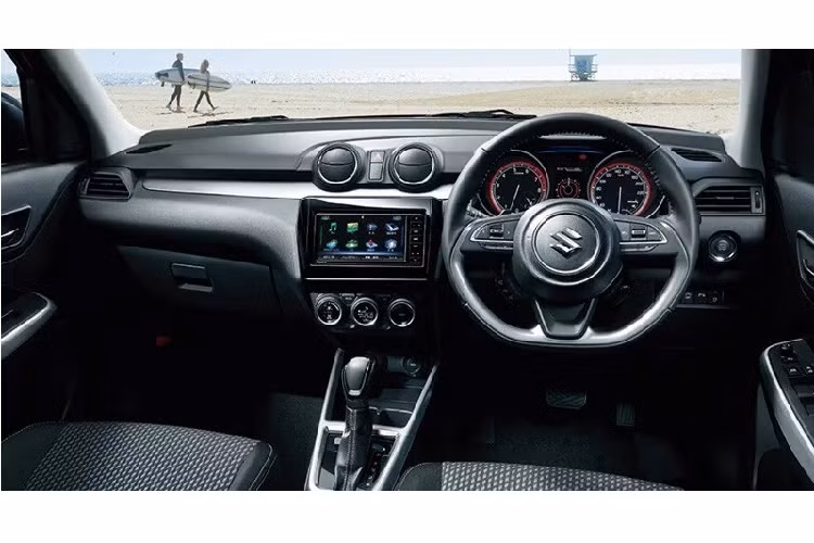 Nằm bên dưới nắp ca-pô của Suzuki Swift 2020 là 3 tùy chọn động cơ khác nhau. Đầu tiên là động cơ xăng 4 xi-lanh, hút khí tự nhiên, dung tích 1,2 lít, sản sinh công suất tối đa 91 mã lực và mô-men xoắn cực đại 118 Nm tiêu chuẩn. Thứ hai là hệ truyền động mild hybrid, kết hợp động cơ kể trên với mô-tơ điện có công suất tối đa 3,1 mã lực cùng mô-men xoắn cực đại 50 Nm.