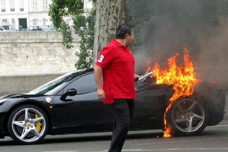 Còn khi di chuyển trên các tuyến phố, người điều khiển cần nhanh chóng trấn tĩnh tinh thần người trên xe, di chuyển xe vào vỉa hè, hoặc các khu vực không chứa hóa chất, ít người qua lại.