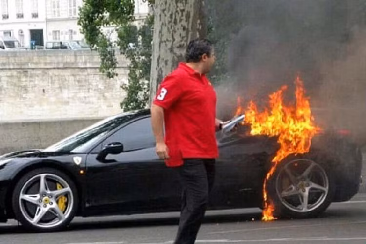 Còn khi di chuyển trên các tuyến phố, người điều khiển cần nhanh chóng trấn tĩnh tinh thần người trên xe, di chuyển xe vào vỉa hè, hoặc các khu vực không chứa hóa chất, ít người qua lại.