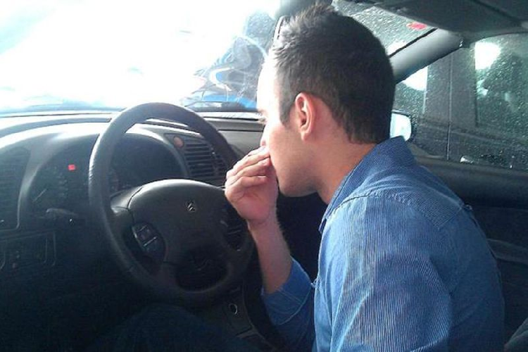 Trường hợp người điều khiển ôtô nhận thấy có các dấu hiệu của việc xe đang cháy nhưng xe bị kẹt cửa thì cần lưu ý một số cách thoát hiểm như sử dụng nước đóng chai có sẵn trên xe để làm ướt khăn mềm. Sau đó dùng khăn để che mũi và miệng, tránh tình trạng ngạt do khói và khí CO2.