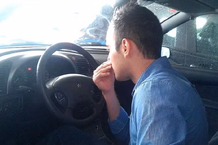 Trường hợp người điều khiển ôtô nhận thấy có các dấu hiệu của việc xe đang cháy nhưng xe bị kẹt cửa thì cần lưu ý một số cách thoát hiểm như sử dụng nước đóng chai có sẵn trên xe để làm ướt khăn mềm. Sau đó dùng khăn để che mũi và miệng, tránh tình trạng ngạt do khói và khí CO2.