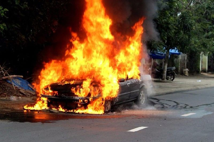 Sau khi xuống xe, di chuyển ra xa khu vực dừng xe bởi xe có thể bất ngờ phát nổ và gây thương tích. Nhưng lưu ý cần đóng tất cả các cửa xe sau khi bước xuống để hạn chế sức nóng và khói độc hại.