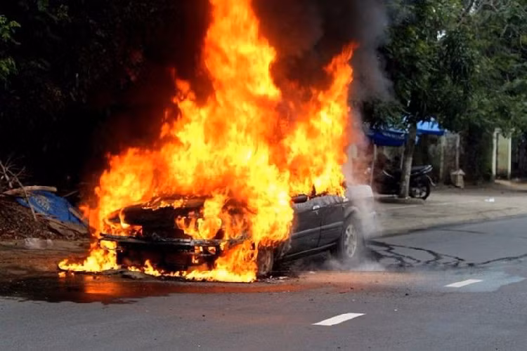 Sau khi xuống xe, di chuyển ra xa khu vực dừng xe bởi xe có thể bất ngờ phát nổ và gây thương tích. Nhưng lưu ý cần đóng tất cả các cửa xe sau khi bước xuống để hạn chế sức nóng và khói độc hại.