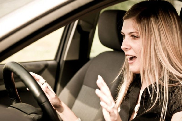 Tắt động cơ để ngăn chặn nhiên liệu chảy, giúp cho đám cháy không bùng lớn hơn. Đồng thời trả về số P và gài phanh tay. Người trên xe nhanh chóng thoát khỏi xe, hạn chế mang theo quá nhiều đồ cồng kềnh, vì sẽ gây mất thời gian và khó ra được cửa xe.