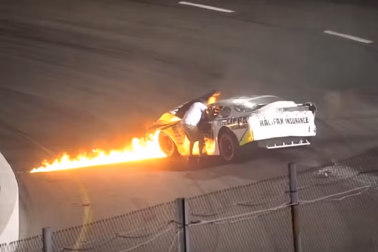 Nếu ở những đoạn đường như trên cao tốc ôtô bị cháy, thì bạn có thể bật đèn ưu tiên và đi sát lề đường.