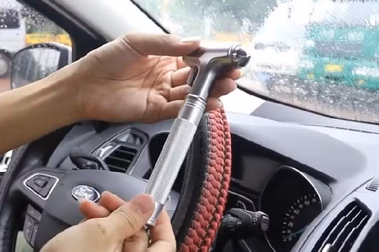 Người trên ôtô có thể phá kính để thoát ra ngoài. Tránh việc đập kính trước bởi đây là kính chịu lực nên sẽ khó vỡ hơn kính ở cửa sổ bên, và điểm dễ vỡ nhất đó là mép cửa sổ. Các dụng cụ sử dụng như búa chuyên dụng thường được bố trí trong xe sẽ giúp giải nguy hiệu quả. Đối với những chiếc xe không trang bị sẵn búa chuyên dụng thì có thể sử dụng các vật nhọn, sắc và cứng để phá kính thoát ra ngoài.