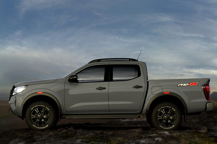 Nắp ca-pô của Nissan Navara 2021 trông cao và hầm hố hơn nhờ đường gân cơ bắp ở giữa. Ốp vòm bánh xe được sơn đen đi kèm bậc cửa mới.