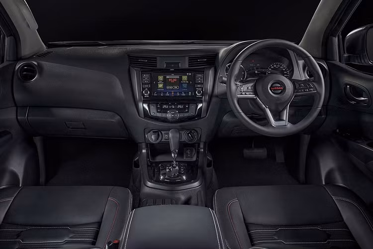 Nội thất của Navara 2021 không thay đổi nhiều so với đời trước. Xe vẫn được nâng cấp với màn hình đa thông tin 7 inch ở giữa bảng đồng hồ và độ hiển thị sắc nét hơn. Hệ thống thông tin giải trí Nissan Connect với màn hình cảm ứng 8 inch tích hợp Apple CarPlay. Số cổng USB cũng được tăng lên và có thêm cổng USB-C cho hàng ghế trước.