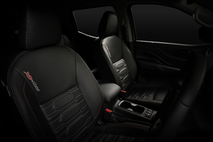 Nissan cũng quan tâm đến tiện nghi của hành khách khi sử dụng kính cách âm cho kính chắn gió và cửa trước. Hành khách phía sau cũng được hưởng lợi từ ghế êm hơn, lưng ghế được định hình lại và bổ sung tựa tay tích hợp giá để cốc.