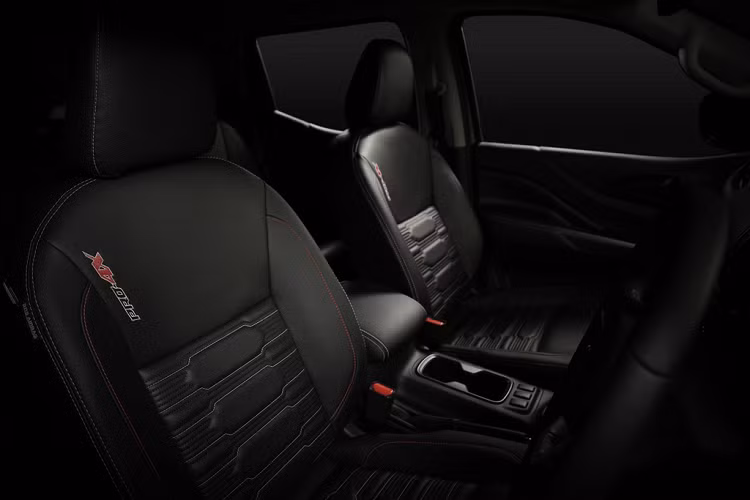 Nissan cũng quan tâm đến tiện nghi của hành khách khi sử dụng kính cách âm cho kính chắn gió và cửa trước. Hành khách phía sau cũng được hưởng lợi từ ghế êm hơn, lưng ghế được định hình lại và bổ sung tựa tay tích hợp giá để cốc.