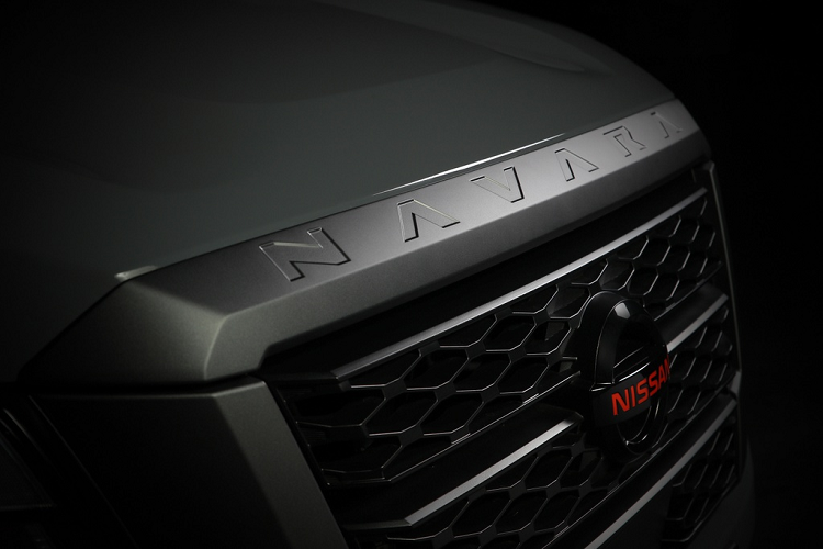 Cản va trước cũng được sửa đổi, khe hút gió giả được đặt dọc tích hợp đèn sương mù. Thiết kế này khá quen thuộc trên những mẫu xe của Nissan ra mắt trong năm nay. Ốp gầm trước được làm hầm hố hơn.
