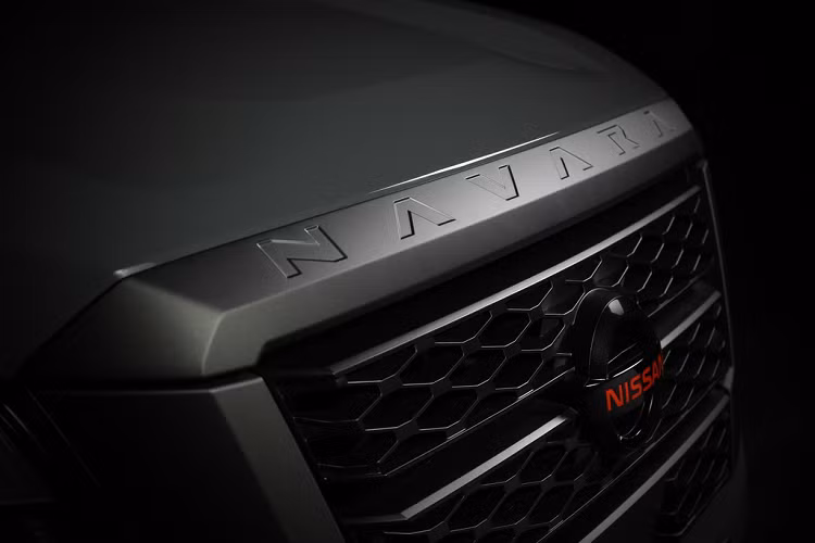 Cản va trước cũng được sửa đổi, khe hút gió giả được đặt dọc tích hợp đèn sương mù. Thiết kế này khá quen thuộc trên những mẫu xe của Nissan ra mắt trong năm nay. Ốp gầm trước được làm hầm hố hơn.