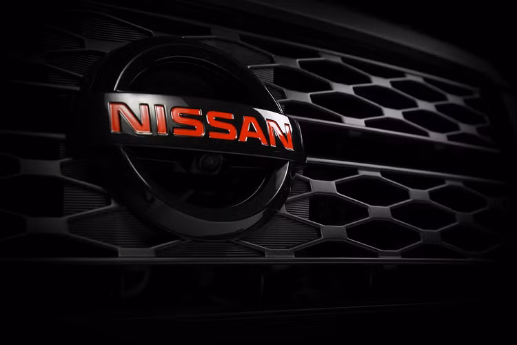 Nissan chưa công bố chi tiết về động cơ của Navara 2021. Ở khu vực Đông Nam Á, các phiên bản Navara đời cũ trang bị động cơ diesel 2.5L với thông số 161 mã lực hoặc 188 mã lực. Tại một vài thị trường khác, mẫu bán tải Nhật sử dụng động cơ diesel tăng áp kép 4 xy-lanh 2.3L, sản sinh công suất 188 mã lực và mô-men xoắn 450 Nm. Động cơ này đi kèm hộp số sàn 6 cấp hoặc hộp số tự động 7 cấp.