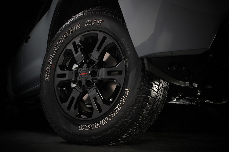 Nissan Navara 2021 có thêm phiên bản cao cấp nhất mang tên Pro-4X nhằm cạnh tranh với Ford Ranger Wildtrak. Theo hãng xe Nhật, phiên bản này hướng tới những khách hàng yêu thích off-road. Phiên bản này có vòm bánh xe rộng hơn và các chi tiết sơn đen như huy hiệu, lưới tản nhiệt, tay nắm cửa, gương chiếu hậu, baga mui, bậc cửa. Xe vẫn đi kèm mâm 17 inch như bản tiêu chuẩn nhưng được sơn đen và bọc bên trong bộ lốp đa dụng