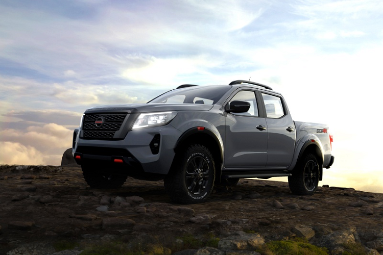 Nissan đã chính thức vén màn phiên bản nâng cấp giữa vòng đời (facelift) của mẫu xe bán tải Navara. Bước sang phiên bản nâng cấp, Nissan Navara 2021 mới chẳng những được thay đổi thiết kế mà còn được nâng cấp cả công nghệ và trang bị an toàn nhằm tăng sức cạnh tranh với các đối thủ cùng phân khúc như Ford Ranger, Toyota Hilux hay Mitsubishi Triton.