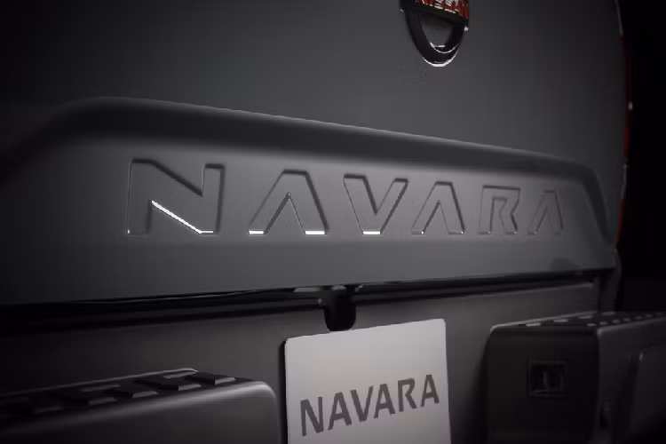 Giá xe Nissan Navara 2021 chưa công bố, thế hệ hiện hành đang được phân phối tại Việt Nam với 3 phiên bản, có giá 679-845 triệu đồng. Nissan Navara cạnh tranh với các đối thủ như Ford Ranger, Toyota Hilux, Mazda BT-50 và Mitsubishi Triton.