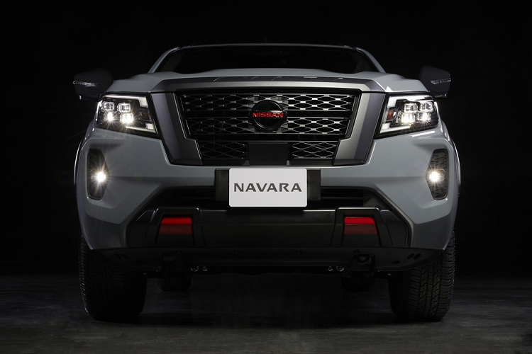 Kiểu dáng của Nissan Navara 2021 lấy cảm hứng từ mẫu bán tải cỡ lớn Titan. Dễ nhận thấy nhất là lưới tản nhiệt cỡ lớn được kéo dài xuống phía dưới, làm vuông vức hơn và chia 3 tầng rõ rệt. Phần viền lưới tản nhiệt được làm dày bản hơn và sơn đen.