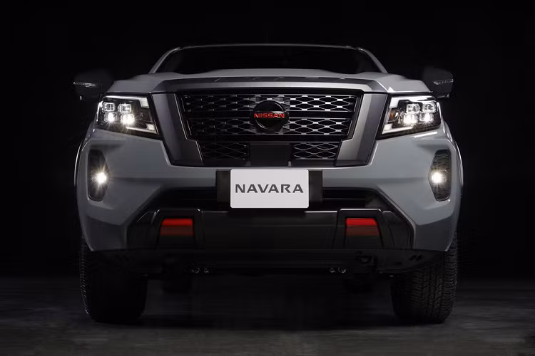 Kiểu dáng của Nissan Navara 2021 lấy cảm hứng từ mẫu bán tải cỡ lớn Titan. Dễ nhận thấy nhất là lưới tản nhiệt cỡ lớn được kéo dài xuống phía dưới, làm vuông vức hơn và chia 3 tầng rõ rệt. Phần viền lưới tản nhiệt được làm dày bản hơn và sơn đen.