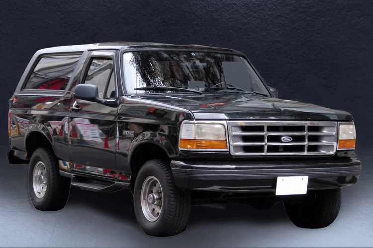 Bronco thế hệ thứ ba (1980 – 1986) đã trở nên ngắn hơn và nhỏ hơn, với mẫu Bronco II cỡ C được giới thiệu. Vẫn chế tạo dựa trên F-150, động cơ 6 xi-lanh thẳng hàng đã qua trở lại làm động cơ tiêu chuẩn nhưng nhà sản xuất cũng mời chào 3 tùy chọn V8. Thế hệ xe Bronco thứ 4 (1987 – 1991) đã ra đời cùng thời gian với F-150 thế hệ thứ 8, mang tới một phong cách thân vỏ trơn mượt hơn, có tính khí động học hơn.