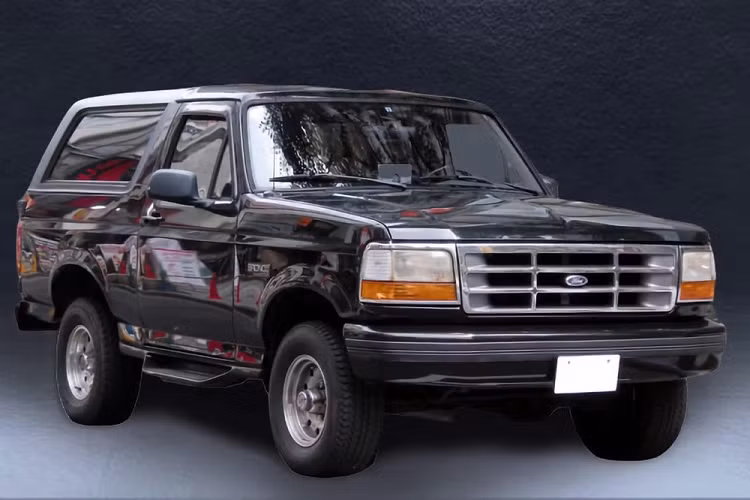 Bronco thế hệ thứ ba (1980 – 1986) đã trở nên ngắn hơn và nhỏ hơn, với mẫu Bronco II cỡ C được giới thiệu. Vẫn chế tạo dựa trên F-150, động cơ 6 xi-lanh thẳng hàng đã qua trở lại làm động cơ tiêu chuẩn nhưng nhà sản xuất cũng mời chào 3 tùy chọn V8. Thế hệ xe Bronco thứ 4 (1987 – 1991) đã ra đời cùng thời gian với F-150 thế hệ thứ 8, mang tới một phong cách thân vỏ trơn mượt hơn, có tính khí động học hơn.