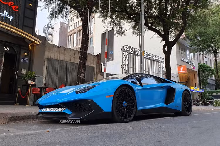 Ngoài ra, trọng lượng xe giảm 50 kg, chỉ còn ở mức 1.525 kg nhờ việc sử dụng chất liệu carbon siêu nhẹ