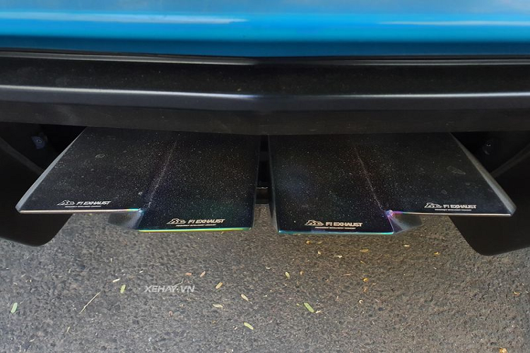 Những nâng cấp khí động học đáng chú ý của Aventador SV coupe bao gồm bộ líp cản trước sửa đổi và bộ khuếch tán phía sau cùng cánh gió cỡ lớn, hệ thống lái điện tử nâng cấp cho khả năng cơ động ở tốc độ cao, hệ thống treo bổ sung các thanh giằng giúp tăng độ ổn đinh. Thêm vào đó còn là bộ mâm kích thước 21 inch đa chấu sơn đen nhám kết hợp với bộ lốp Pirelli cực mỏng.