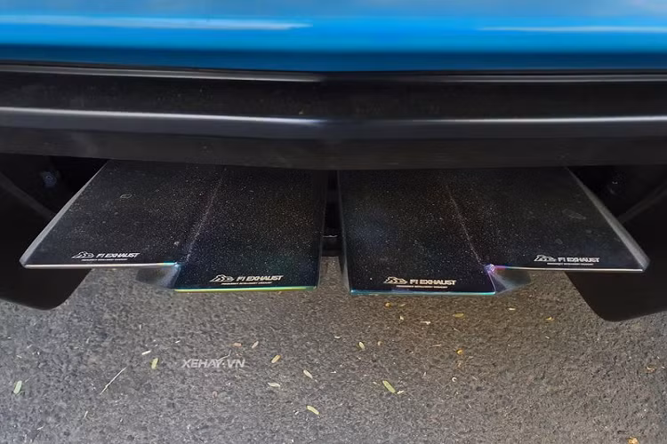 Những nâng cấp khí động học đáng chú ý của Aventador SV coupe bao gồm bộ líp cản trước sửa đổi và bộ khuếch tán phía sau cùng cánh gió cỡ lớn, hệ thống lái điện tử nâng cấp cho khả năng cơ động ở tốc độ cao, hệ thống treo bổ sung các thanh giằng giúp tăng độ ổn đinh. Thêm vào đó còn là bộ mâm kích thước 21 inch đa chấu sơn đen nhám kết hợp với bộ lốp Pirelli cực mỏng.