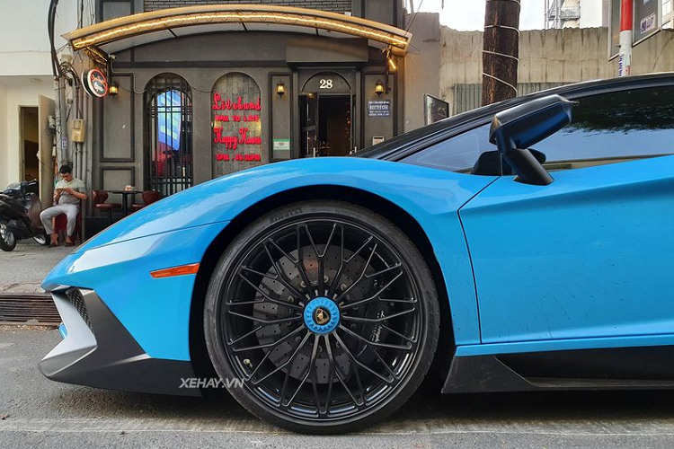 Nhờ ứng dụng vật liệu sợi carbon rộng rãi, Aventador SV coupe có trọng lượng nhẹ hơn 50kg so với bản tiêu chuẩn. Bên cạnh đó, hệ thống giảm chấn thích ứng là trang bị tiêu chuẩn trên phiên bản SV. Các cảm biến sẽ điều chỉnh độ cứng giảm xóc tuỳ thuộc vào tốc độ, điều kiện đường sá…