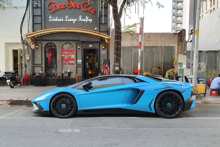 Xe sở hữu khối động cơ V12, dung tích 6.5 lít mang đến công suất 750 mã lực với mô-men xoắn 690 Nm cho phép xe tăng tốc từ 0-100km/h chỉ trong 2,8 giây trước khi đạt vận tốc đối đa 350 km/h. Giá siêu xe Lamborghini Aventador SV khi về Việt Nam thời điểm mới được các đơn vị nhập khẩu tư nhân bán ra không dưới 30 tỷ đồng.