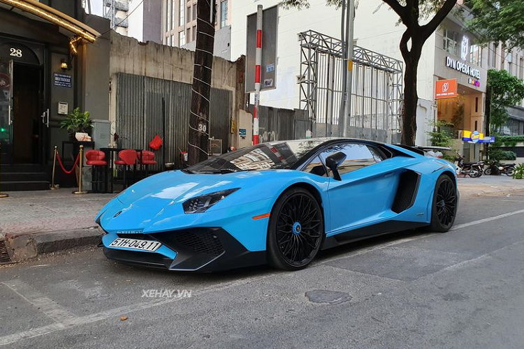 Hiệu quả khí động học của Aventador SV đã được cải thiện 150% so với "người tiền nhiệm", trong khi áp lực xuống mặt đường được cải thiện 170% so với bản tiêu chuẩn.