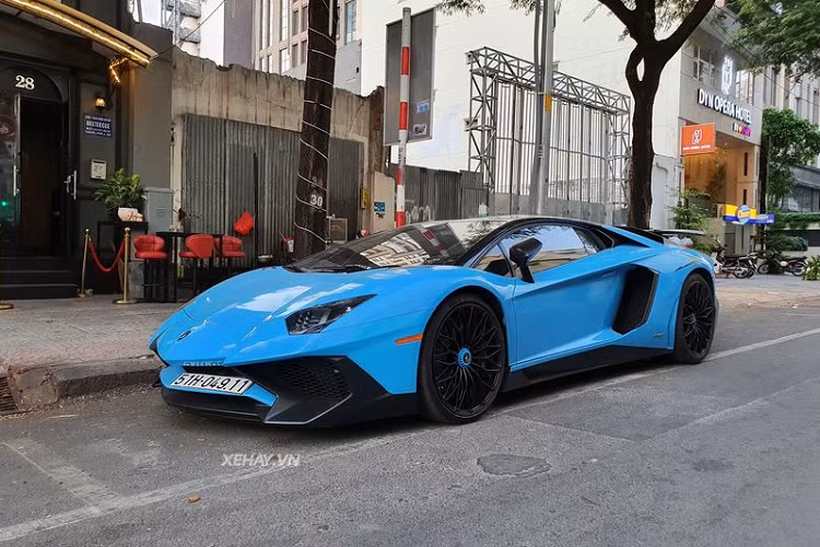 Hiệu quả khí động học của Aventador SV đã được cải thiện 150% so với "người tiền nhiệm", trong khi áp lực xuống mặt đường được cải thiện 170% so với bản tiêu chuẩn.