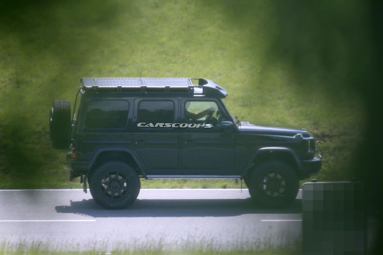Mercedes-AMG có kế hoạch phát hành một mẫu xe 4×4² mới dựa trên Mercedes-Benz G-Class 2021 mới nhất và đây là những hình ảnh đầu tiên của mẫu xe này. G500 / G550 4×4² thế hệ tiếp theo rõ ràng là một bí mật lớn của hãng xe Đức, vì vậy, các tay săn ảnh không có cơ hội tiếp cận gần hơn với chiếc SUV.