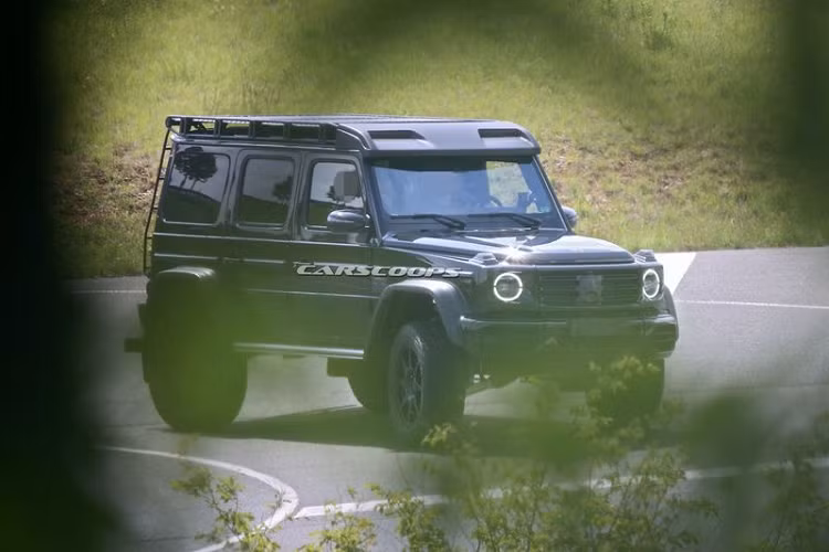 Trên nguyên mẫu này, hãng xe Mercedes cũng đang thử nghiệm các phụ kiện như giá nóc lớn với hai thanh đèn LED tích hợp ở phía trước, bánh xe dự phòng phía sau và nhiều chi tiết khác nữa.