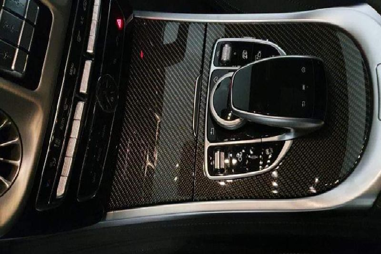 Dòng chữ "40th Years Of Legend" cũng xuất hiện khá nhiều trong cabin xe