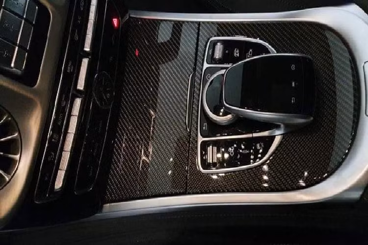 Dòng chữ "40th Years Of Legend" cũng xuất hiện khá nhiều trong cabin xe