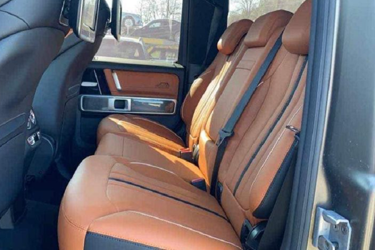 Chưa hết, không gian bên trong xe còn được trang trí với rất nhiều chi tiết sợi carbon. Theo công ty nhập khẩu tư nhân, giá xe Mercedes-AMG G63 40th Years Of Legend "full-option" chưa được công bố chính thức, tuy nhiên chắc chắn nó sẽ không hề rẻ.