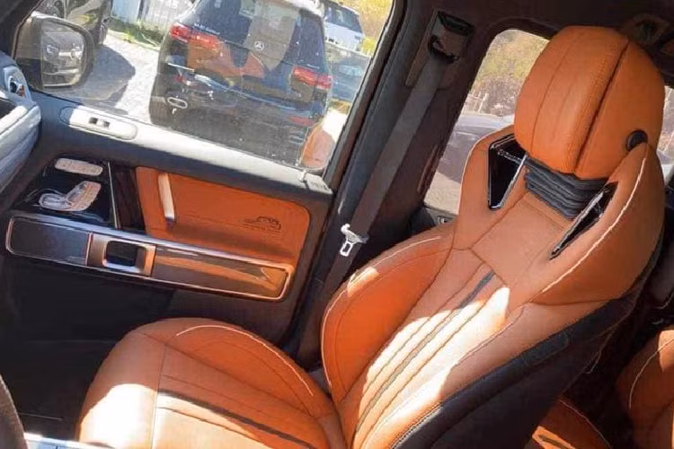 Điểm khác biệt duy nhất nằm ở bộ tem đen mờ ở bên hông ghi "40th Years Of Legend" giúp nhận diện rằng đây là chiếc G63 phiên bản đặc biệt kỷ niệm 40 năm G63 ra đời của Carlex.