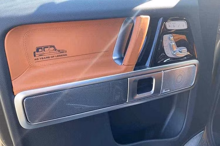 Đối với nội thất, hai ghế trước đã được thay thế thành loại ghế thể thao hơn, bọc trong da nâu thay vì tông đỏ/đen như chiếc xe mà Carlex dùng để giới thiệu Mercedes-AMG G63 40th Years Of Legend.