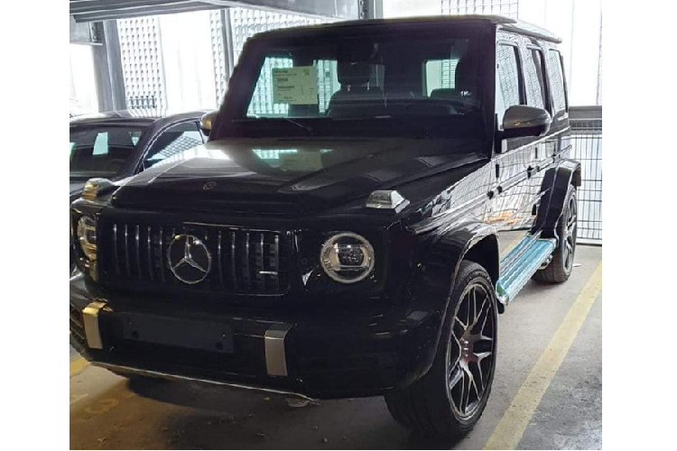 Mẫu SUV hạng sang Mercedes-AMG G63 40th Years Of Legend là một sản phẩm đẳng cấp của hãng độ Carlex Design danh tiếng, về cơ bản, ngoại thất xe gần như không có thay đổi gì so với những chiếc G63 thường thấy ở Việt Nam. Xe được hoàn thiện trong màu sơn đen nam tính đi kèm bộ mâm đa chấu 21 inch.