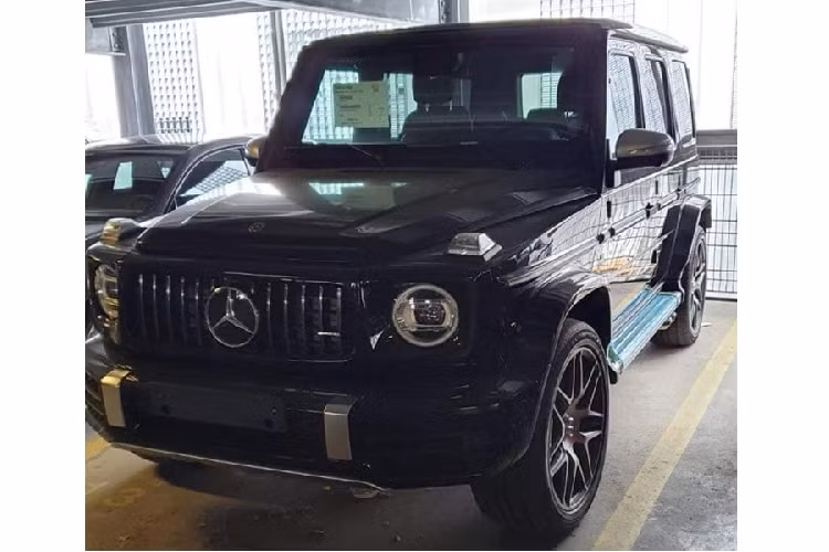 Mẫu SUV hạng sang Mercedes-AMG G63 40th Years Of Legend là một sản phẩm đẳng cấp của hãng độ Carlex Design danh tiếng, về cơ bản, ngoại thất xe gần như không có thay đổi gì so với những chiếc G63 thường thấy ở Việt Nam. Xe được hoàn thiện trong màu sơn đen nam tính đi kèm bộ mâm đa chấu 21 inch.