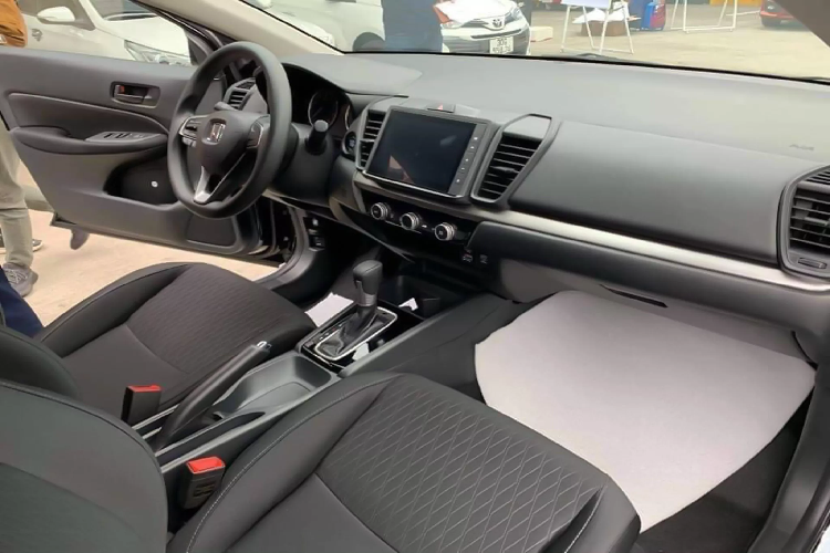 Honda City 2021 sẽ chính thức “lên kệ” tại các đại lý từ cuối tháng 12/2020 này tại khắp các đại lý của Honda Việt Nam (HVN) trên toàn quốc và bắt đầu giao xe đến tay khách hàng từ tháng 1 năm sau 2021. Chính vì thế, nhiều khách hàng mua Honda City 2021 sẽ không kịp để hưởng lợi ưu đãi 50% lệ phí trước bạ đối với ô tô sản xuất, lắp ráp trong nước, khi Nghị định ưu đãi lệ phí trước bạ sẽ hết hiệu lực từ ngày 31/12/2020.