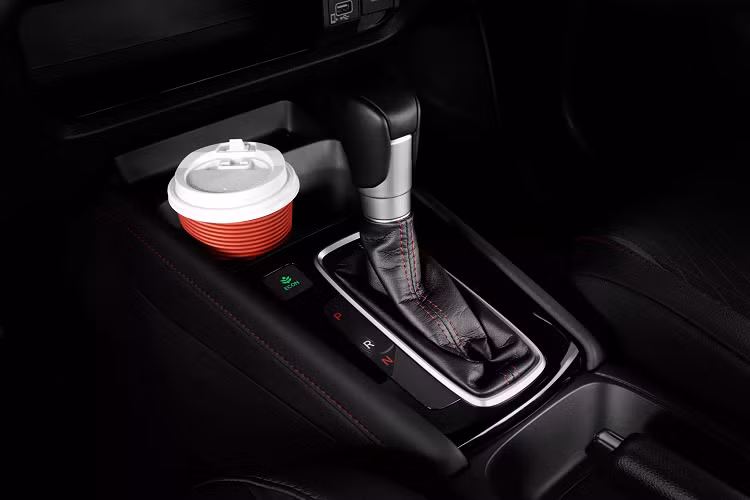 Tương tự thế hệ cũ, Honda City 2021 mới vẫn duy trì sử dụng phanh tang trống phía bánh sau cho tất cả các phiên bản được bán ra. Đây là điểm gây thất vọng đối với một số khách hàng khi họ chờ đợi City 2021 sẽ được trang bị tổng cộng 4 phanh đĩa trước và sau. Bên cạnh thiếu tính thẩm mỹ, so với phanh đĩa, phanh tang trống còn mang nhiều nhược điểm như: trọng lượng nặng, hiệu quả phanh thấp hơn (so với phanh đĩa).